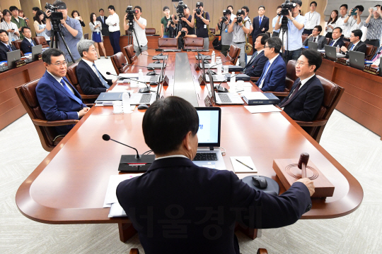 이주열 한국은행 총재가 지난달 13일 오전 서울 중구 세종대로 한국은행에서 금융통화위원회 시작을 알리는 의사봉을 두드리고 있다. /이호재기자.