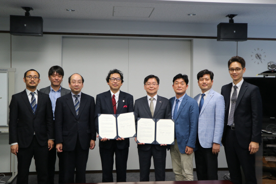 지난 24일 일본 국립방재과학기술연구소 내 대회의실에서 하루오 하야시(왼쪽 4번째) 일본 국립방재과학기술연구소 소장과 신중호(왼쪽에서 5번째)한국지질자원연구원 원장이 MOU를 체결한 뒤 기념 촬영하고 있다. /사진제공=지질자원연구원