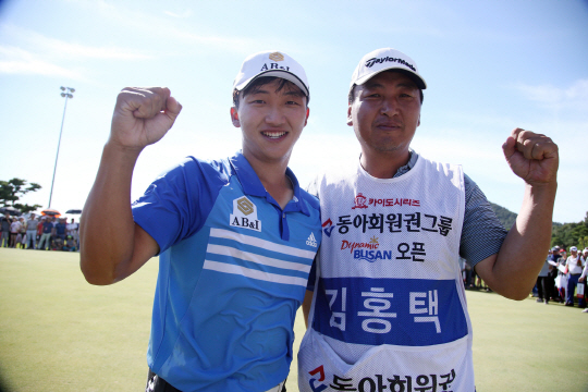 김홍택이 우승 뒤 골프스승이자 캐디인 아버지와 포즈를 취하고 있다. /사진제공=KPGA