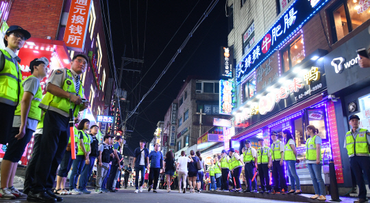 지난 18일 서울 영등포구 대림역 12번 출구 앞에서 외국인자율방범대원들과 경찰이 야간 방범활동을 하고 있다./송은석기자