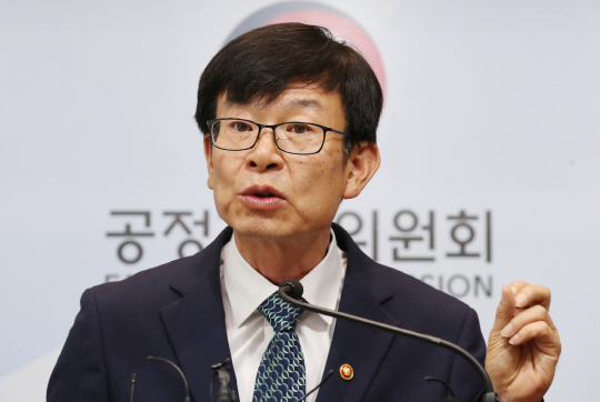 정부세종청사 공정거래위원회에서 김상조 위원장이 지난 13일 유통분야 불공정거래 근절대책을 발표하고 있다./연합뉴스