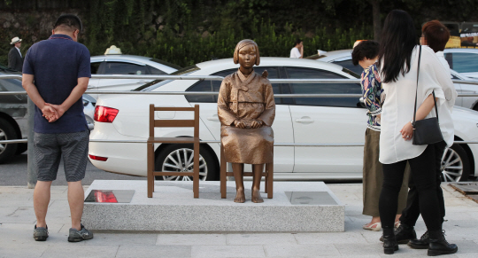 시민들이 지난 26일 오후 서울 용산구 이태원입구 광장에 제막된 평화의 소녀상을 살펴보고 있다./연합뉴스