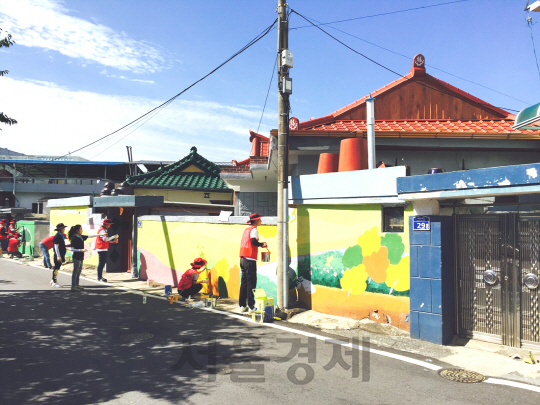 LG경북협의회와 LG두드림봉사단이 경북 문경시를 방문해 생태하천 복원공사가 진행중인 모전천을 찾아 벽화를 그렸다.