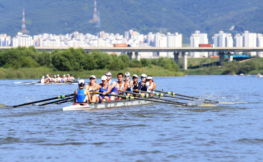 지난 26일 12km 수상 조정 경기에 참여한 융합팀 학생들이 낙동강 물살을 가르며 힘차게 노를 젖고 있다/사진제공=DGIST