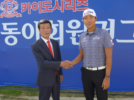 변진재(오른쪽)와 김영일 동아회원권그룹 회장이 후원 계약 체결 후 악수하고 있다.