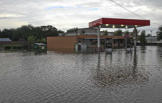 27일(현지시간) 미국 텍사스주 페어랜드시의 한 주유소 주변이 홍수로 물에 잠겨 있다. /페어랜드=AFP연합뉴스