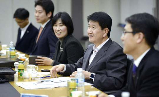 김창수 삼성생명 사장(오른쪽에서 두 번째)는 모바일슈랑스 진출, 온라인 다이렉트채널 강화 전략을 기반으로 성장을 이끌어 왔다.