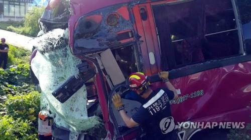 거제서 통학버스가 마을버스 추돌…1명 사망·30여명 경상