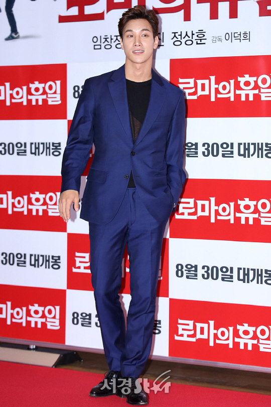 배우 이시강이 28일 오후 서울 강남구 삼성동 메가박스 코엑스에서 열린 영화 ‘로마의 휴일’ VIP시사회에 참석해 포토타임을 갖고 있다.