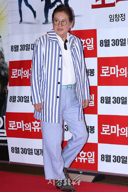 김용건이 28일 오후 서울 강남구 삼성동 메가박스 코엑스에서 열린 영화 ‘로마의 휴일’ VIP시사회에 참석해 포토타임을 갖고 있다.