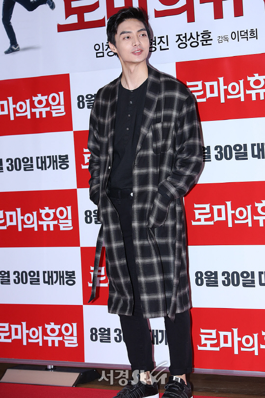김준이 28일 오후 서울 강남구 삼성동 메가박스 코엑스에서 열린 영화 ‘로마의 휴일’ VIP시사회에 참석해 포토타임을 갖고 있다.