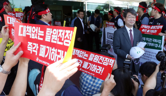 원전 건설 중단에 반대하는 주민들과 한국수력원자력 노조원들이 28일 울산시 서생면 한수원 새울원자력본부에서 신고리 5·6호기 건설현장을 방문한 공론화위원들을 향해 피켓을 들어보이고 있다.  이날 간담회는 반대 주민들의 불참으로 결국 반쪽 만남에 그쳤다. ★관련기사 8면 /연합뉴스