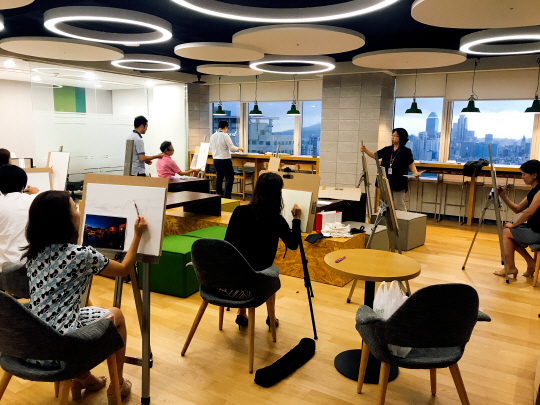 지난 10일 서울 강남 한국암웨이 본사 휴게 공간에서 열린 하모니 프로그램 데생 클래스에서 직원들이 드로잉 연습을 하고 있다. /사진제공=한국암웨이