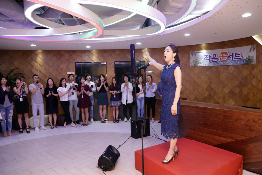 지난 7월 서울 강남 한국암웨이 본사에서 열린 ‘작은 콘서트’에서 직원들이 소프라노 김은혜 성악가의 공연을 감상하고 있다. /사진제공=한국암웨이
