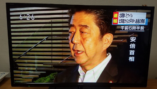 아베 신조 일본 총리가 29일 오전 북한의 미사일 발사 소식을 알리는 모습을 NHK가 전했다./연합뉴스