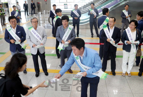 정찬민 용인시장이 29일 기흥역에서 간부공무원들과 경전철 활성화 캠페인을 벌이고 있다. /사진제공=용인시청