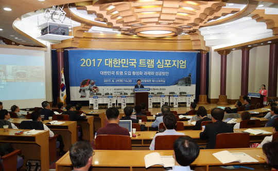 국회의원회관에서 열린 ‘2017 대한민국 트램 심포지엄’에서 권선택 대전시장이 인사말을 하고 있다. 사진제공=대전시