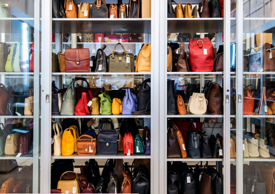 핸드백의 역사 ▶ 코치 본사 아카이브에 보관된 가방들. 이 곳에 있는 가방 2만 8,000개는 베버스와 디자이너들에게 중요한 영감의 소재가 되고 있다.