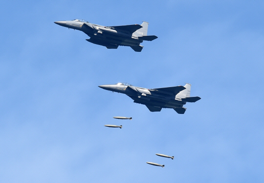 29일 오전 강원도 필승사격장에서 실시된 공격 편대군 실무장 폭격에서 공군 F-15K 전투기가 무게 1톤의 MK-84 폭탄을 투하하고 있다. /연합뉴스