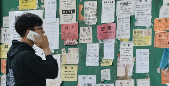 한 대학생이 개강을 앞두고 서울 흑석동 중앙대 인근 게시판에 붙어 있는 원룸 광고지를 살피고 있다.  /서울경제DB