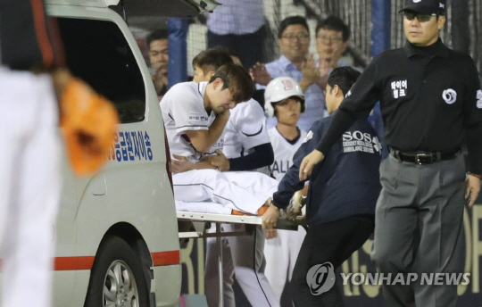 두산 김재호, 수비 도중 왼쪽 어깨 부상…“인대 손상 의심”
