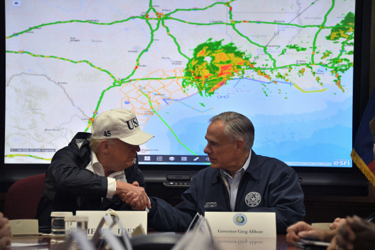 트럼프, ‘하비’ 물폭탄 맞은 텍사스 방문 “엄청난 피해규모”