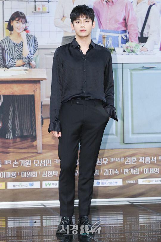 배우 박진우가 30일 오후 서울 마포구 상암 MBC 신사옥 골든마우스홀에서 열린 MBC 주말드라마 ‘밥상 차리는 남자’ 제작발표회에 참석하고 있다.