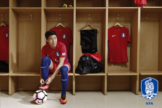 한국 대표팀은 빨간색 상·하의에 파란색 스타킹을 착용하고 이란전에 나선다. 대한축구협회는 “물러설 수 없는 한판이라 태극전사의 자긍심을 더욱 고취하려는 의도로 처음 이 조합을 선보이기로 했다”고 설명했다. 6년 만의 이란전 승리를 노리는 이날 6만명 이상의 관중이 경기장을 찾을 것으로 예상된다. /사진제공=대한축구협회