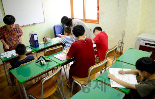 아소비교육 선생님들이 경기 고양시에 위치한 둥지지역아동센터에서 학생들에게 수업을 하고 있다./사진제공=아소비교육