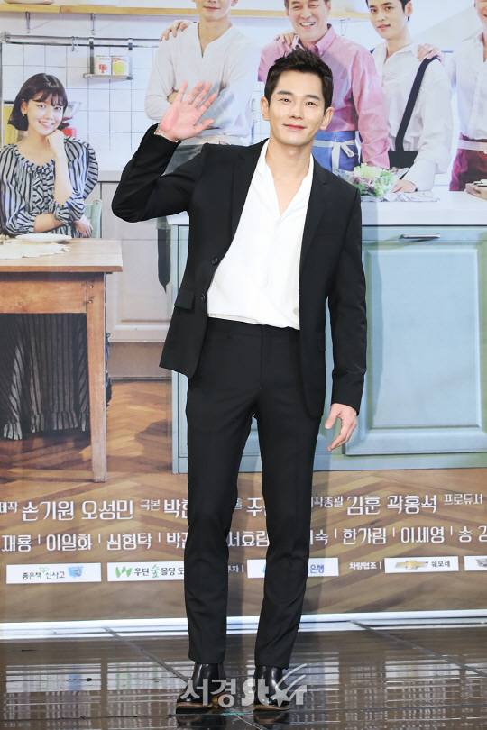 배우 온주완이 30일 오후 서울 마포구 상암 MBC 신사옥 골든마우스홀에서 열린 MBC 주말드라마 ‘밥상 차리는 남자’ 제작발표회에 참석하고 있다.