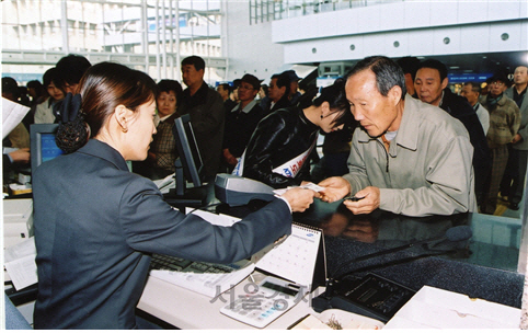 2004년3월24일 KTX승차권 첫 매표를 시작하자 서울역의 한 승객이 승차권을 구매하고 있다. /사진제공=코레일