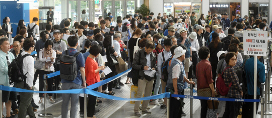 추석 열차표를 구매하려는 시민들이 줄을 서며 예매시간을 기다리고 있다./서울경제DB