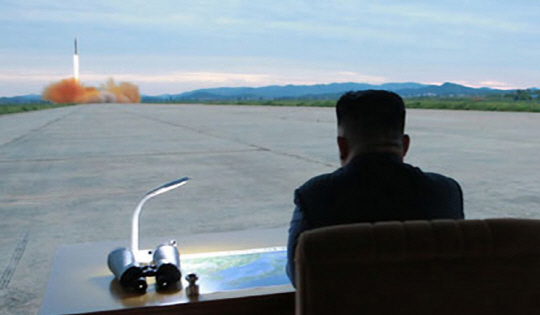 김정은 북한 노동당 위원장이 중장거리전략탄도미사일 ‘화성-12형’ 발사 장면을 지켜보고 있다.김 위원장은 “태평양을 목표로 탄도로켓 발사훈련을 많이 할 것”이라고 위협했다. /연합뉴스