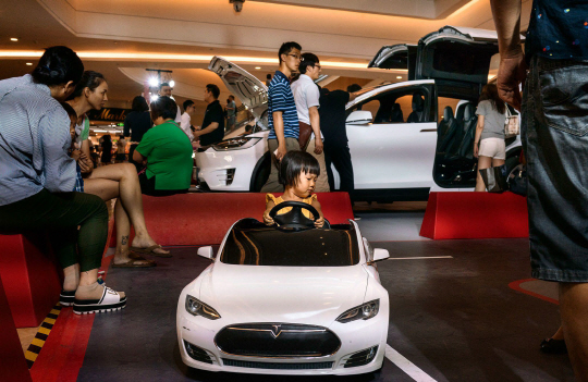 학생 운전자 : 한 아이가 베이징 한 쇼핑몰에서 진행된 테슬라 이벤트에서 ‘아동용 모델 S’(역시 배터리로 구동된다)를 몰고 있다.