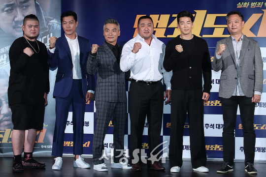 감독 및 배우들이 30일 오전 서울 중구 메가박스 동대문에서 열린 영화 ‘범죄도시’ 제작보고회에 참석해 포토타임을 갖고 있다.