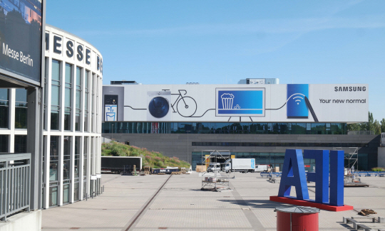 30일(현지시간) 유럽 최대 가전전시회 IFA 2017이 개최되는 독일 베를린 ‘메세 베를린(Messe berlin)’에 설치된 삼성전자의 대형 옥외 광고. /사진제공=삼성전자