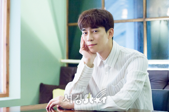 배우 신성록이 최근 서울 강남구 한 카페에서 서경스타와의 인터뷰에 앞서 포즈를 취하고 있다.