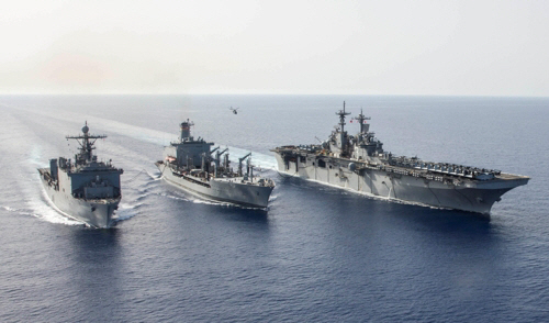 미 해군의 대형상륙함 키어사지(맨 오른쪽)와 오크 힐(가운데)[미 해군 제공/연합뉴스]