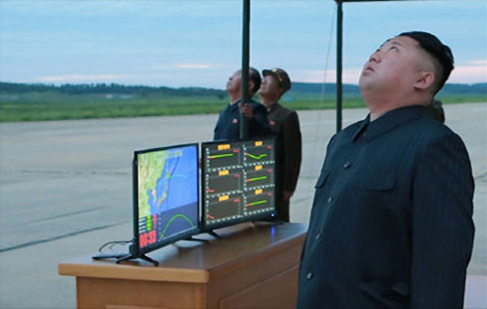 30일 조선중앙방송은 북한 김정은 노동당 위원장이 중장거리전략탄도미사일 화성-12형 발사 훈련을 참관했다고 전했다. /연합뉴스