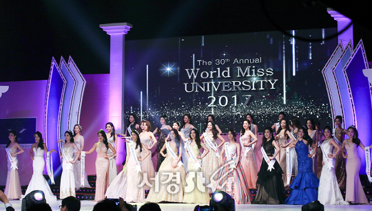 30일 오후 서울 광진구 워커힐 호텔 씨어터홀에서 ‘제30회 월드미스유니버시티 2017 한국대회’ 참가자들이 아름다운 드레스 자태를 뽐내고 있다.