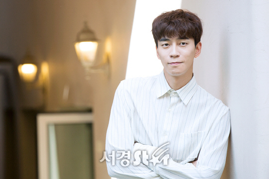 배우 신성록이 최근 서울 강남구 한 카페에서 서경스타와의 인터뷰에 앞서 포즈를 취하고 있다.