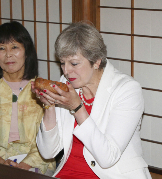 일본을 방문 중인 테리사 메이 영국 총리가 30일 아베 신조 일본 총리와 교토에서 전통차를 마시고 있다. /교토=AP연합뉴스