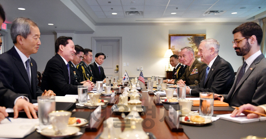 미국을 방문중인 송영무 국방부장관(왼쪽 두번째)이 8월 30일(현지시간) 제임스  매티스 미국 국방부장관과 회담하고 있다.