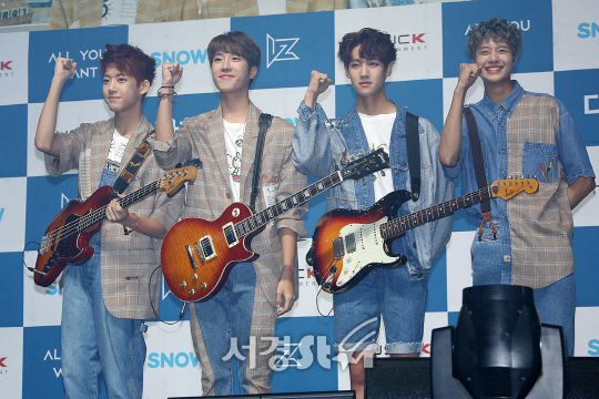 아이즈(IZ) 멤버들이 31일 오후 서울 광진구 광장동 예스24 라이브홀에서 열린 첫 번째 미니앨범 ‘ALL YOU WANT‘ 쇼케이스에 참석해 포토타임을 갖고 있다.