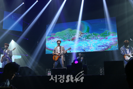 아이즈(IZ) 멤버들이 31일 오후 서울 광진구 광장동 예스24 라이브홀에서 열린 첫 번째 미니앨범 ‘ALL YOU WANT‘ 쇼케이스에 참석해 무대를 선보이고 있다.