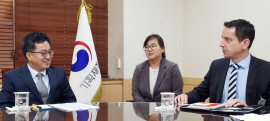 김동연(왼쪽) 부총리 겸 기획재정부 장관이 31일 정부서울청사에서 슈테판 두크 무디스 한국 신용등급 담당 총괄이사와 면담하고 있다. 김 경제부총리는 이 자리에서 “적극적인 재정정책을 통해 정부가 할 일을 하고 세원확충 및 지출 구조조정 등 재정 건전성도 적극 관리할 것”이라고 말했다. /연합뉴스