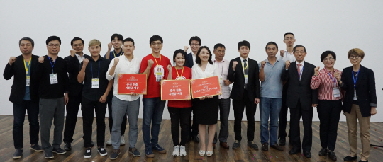 30일 중국 장쑤성 옌청시 르호봇 비즈니스센터에서 열린 ‘한중데모데이’에서 기업설명(IR) 우수 발표팀들과 관계자들이 파이팅을 외치고 있다. /사진제공=르호봇