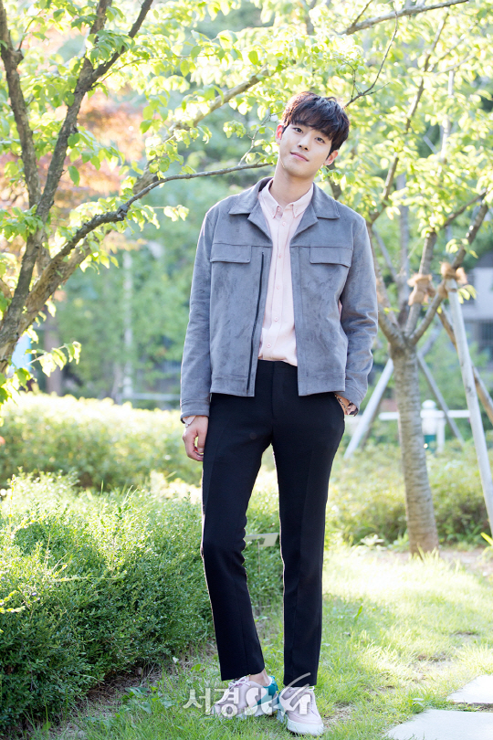 배우 안효섭이 31일 오후 서울 영등포구 당산동에서 서경스타와의 인터뷰에 앞서 포즈를 취하고 있다.