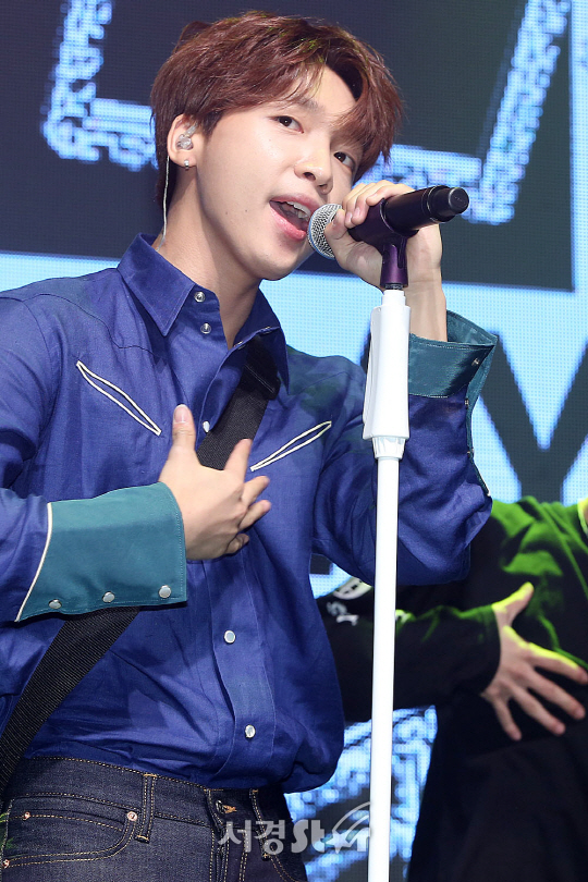 가수 정세운이 31일 오후 서울 강남구 삼성동 백암아트홀에서 열린 첫 번째 미니앨범 ‘EVER‘ 쇼케이스에 참석해 무대를 선보이고 있다.
