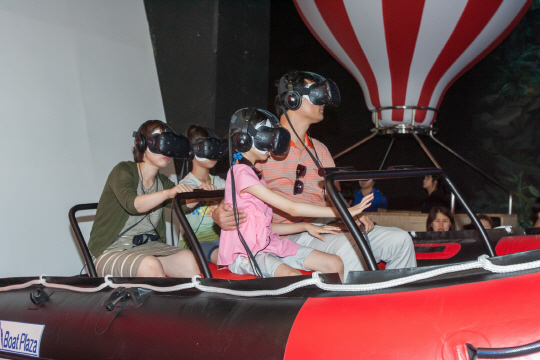 가족이 인천 송도에 위치한 몬스터VR을 방문, 래프팅 VR 체험을 하고 있다./사진제공=몬스터VR